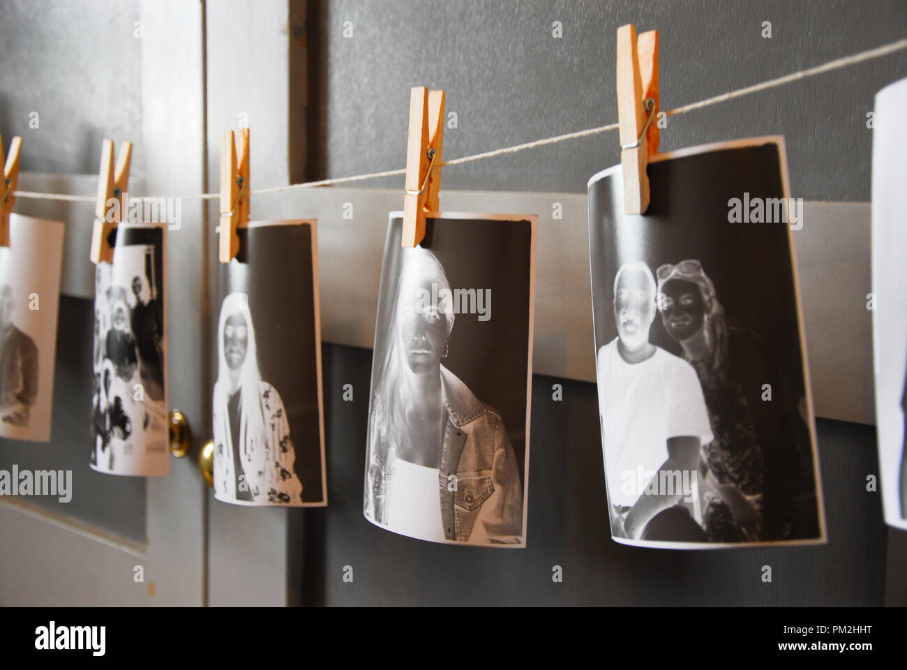 Portland. 16.September 2018. Iranische Fotografin, Farhad Berahman unter Portraits mit seinem selbst gebauten Afghanischen Kamera (kamra-e-faoree) im St Georges Kirchhof. 30 Sekunden Belichtungszeit und Naß-Verarbeitung in der Kamera sind, im Gegensatz zu der heutigen digitalen Fotografie Stockfoto