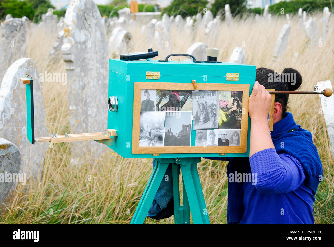 Portland. 16.September 2018. Iranische Fotografin, Farhad Berahman unter Portraits mit seinem selbst gebauten Afghanischen Kamera (kamra-e-faoree) im St Georges Kirchhof. 30 Sekunden Belichtungszeit und Naß-Verarbeitung in der Kamera sind, im Gegensatz zu der heutigen digitalen Fotografie Stockfoto