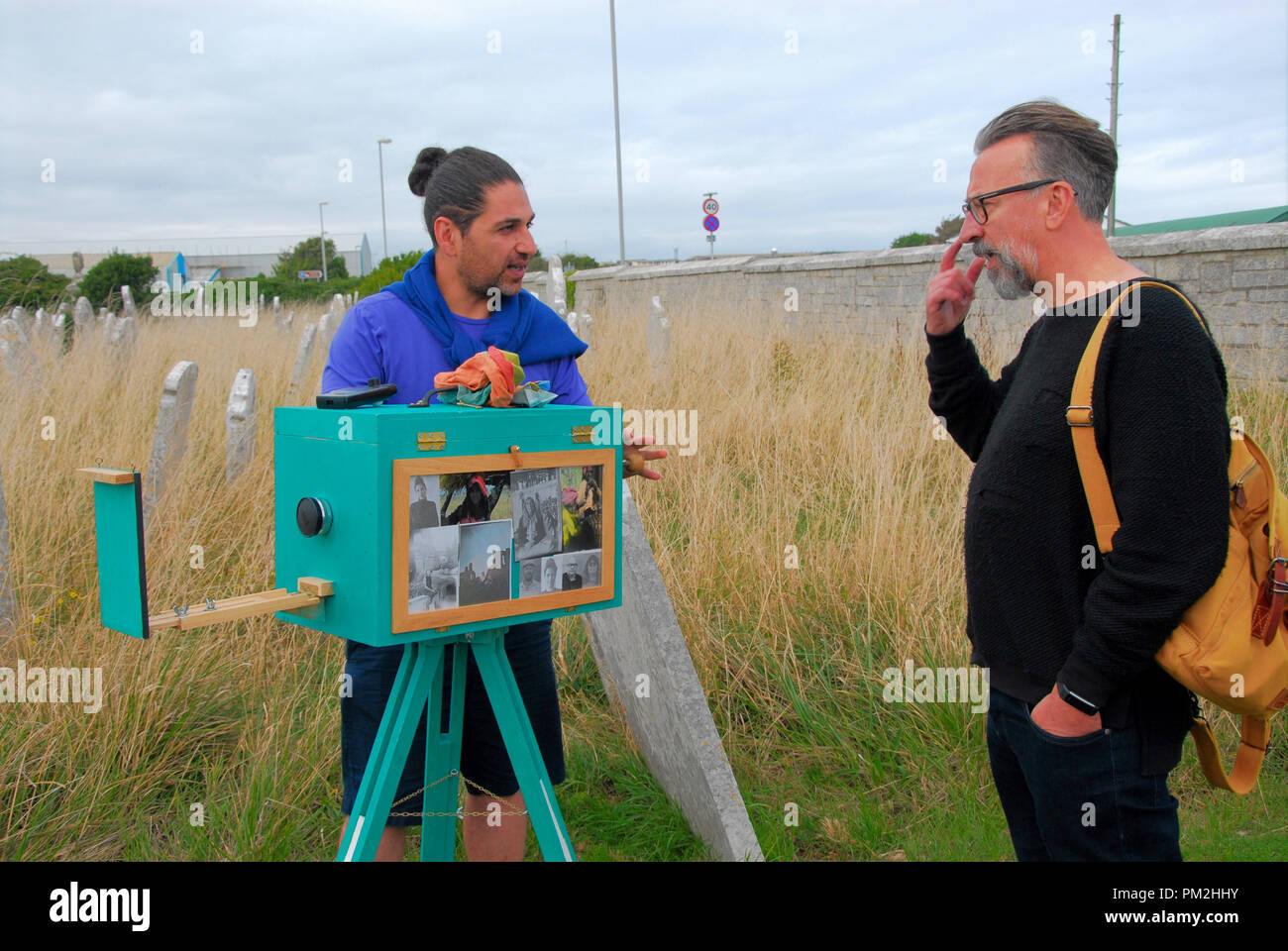 Portland. 16.September 2018. Iranische Fotografin, Farhad Berahman unter Portraits mit seinem selbst gebauten Afghanischen Kamera (kamra-e-faoree) im St Georges Kirchhof. 30 Sekunden Belichtungszeit und Naß-Verarbeitung in der Kamera sind, im Gegensatz zu der heutigen digitalen Fotografie Stockfoto