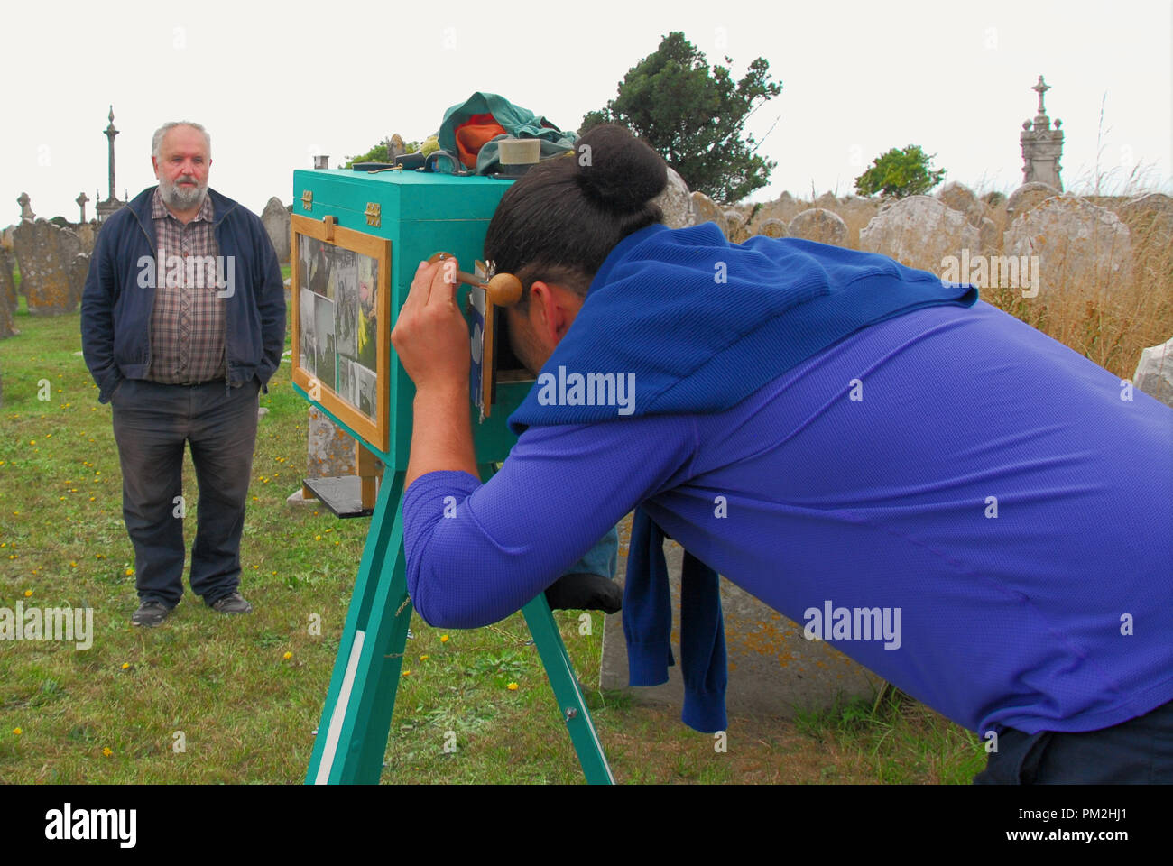 Portland. 16.September 2018. Iranische Fotografin, Farhad Berahman unter Portraits mit seinem selbst gebauten Afghanischen Kamera (kamra-e-faoree) im St Georges Kirchhof. 30 Sekunden Belichtungszeit und Naß-Verarbeitung in der Kamera sind, im Gegensatz zu der heutigen digitalen Fotografie Stockfoto