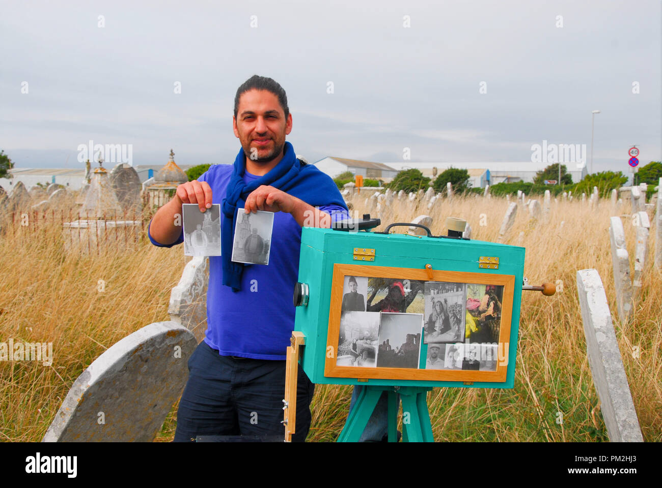Portland. 16.September 2018. Iranische Fotografin, Farhad Berahman unter Portraits mit seinem selbst gebauten Afghanischen Kamera (kamra-e-faoree) im St Georges Kirchhof. 30 Sekunden Belichtungszeit und Naß-Verarbeitung in der Kamera sind, im Gegensatz zu der heutigen digitalen Fotografie Stockfoto