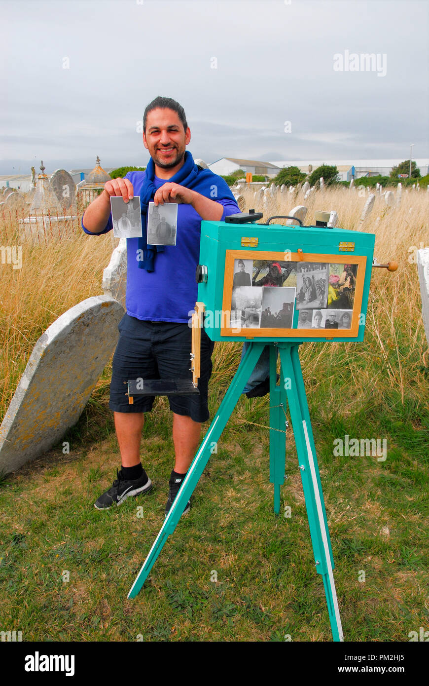 Portland. 16.September 2018. Iranische Fotografin, Farhad Berahman unter Portraits mit seinem selbst gebauten Afghanischen Kamera (kamra-e-faoree) im St Georges Kirchhof. 30 Sekunden Belichtungszeit und Naß-Verarbeitung in der Kamera sind, im Gegensatz zu der heutigen digitalen Fotografie Stockfoto