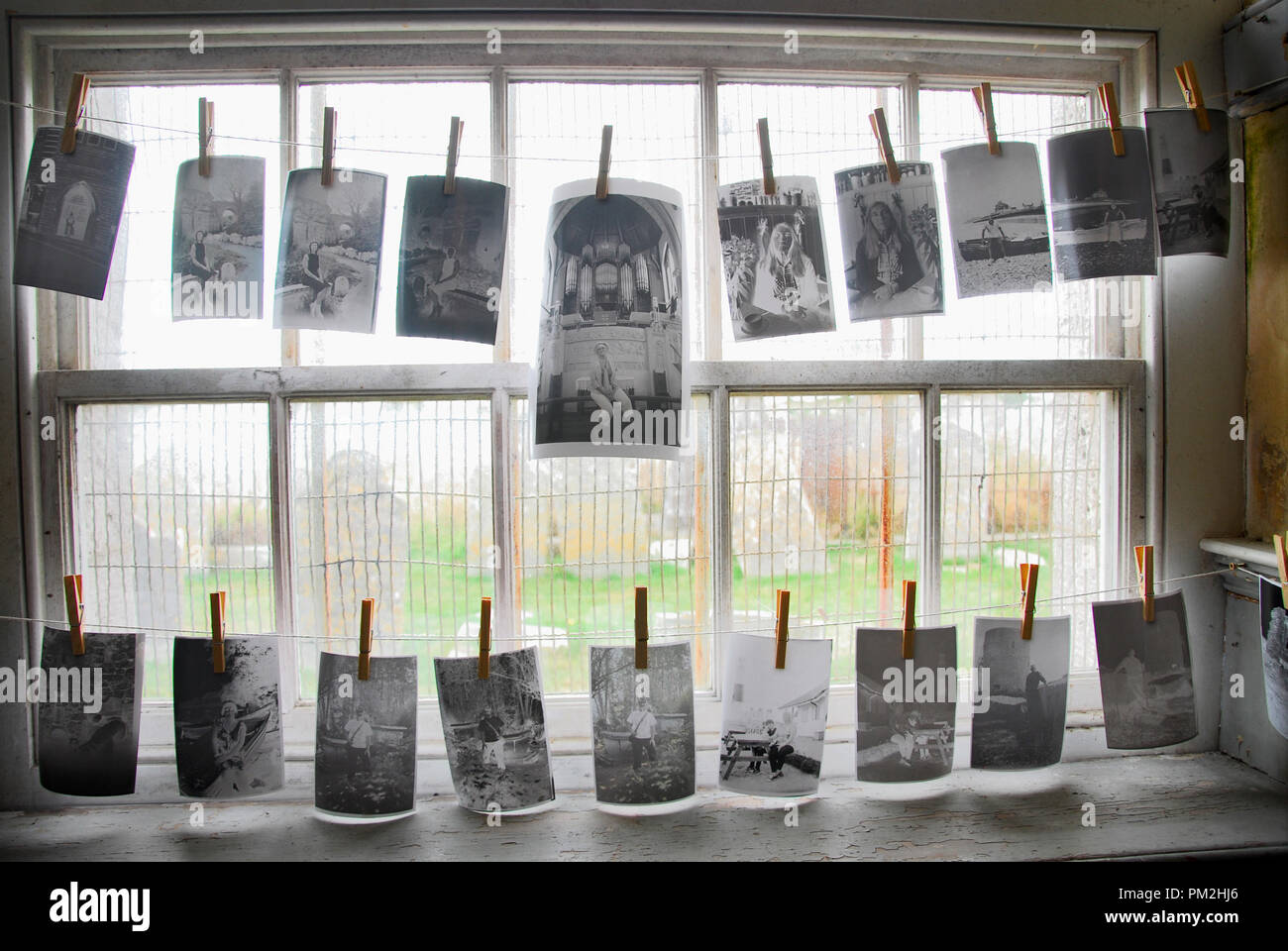 Portland. 16.September 2018. Iranische Fotografin, Farhad Berahman unter Portraits mit seinem selbst gebauten Afghanischen Kamera (kamra-e-faoree) im St Georges Kirchhof. 30 Sekunden Belichtungszeit und Naß-Verarbeitung in der Kamera sind, im Gegensatz zu der heutigen digitalen Fotografie Stockfoto