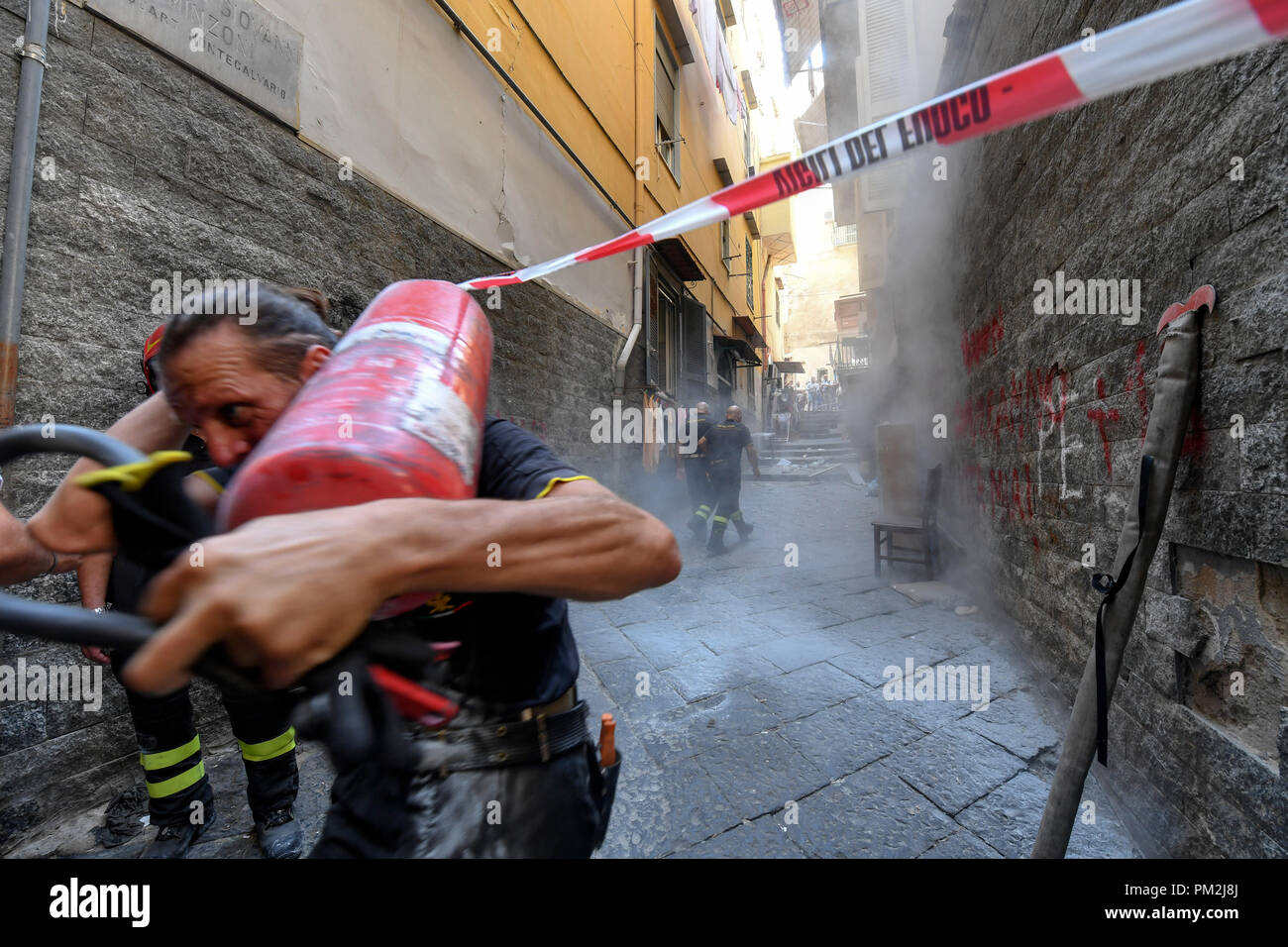 Neapel, Italien. 17.September 2018. Eine Explosion ereignete sich kurz nach 11:30 Uhr in einer Wohnung in der Via Don Giovanni Minzoni, in der Quartieri Spagnoli Bereich. Eine Gasflasche explodierte in einem Haus in der obersten Etage des Gebäudes an der Hausnummer 6. Eine 66-jährige Frau stirbt, ihre beiden Söhne verletzt, einschließlich der, sprengte den Tank. Credit: Unabhängige Fotoagentur Srl/Alamy leben Nachrichten Stockfoto