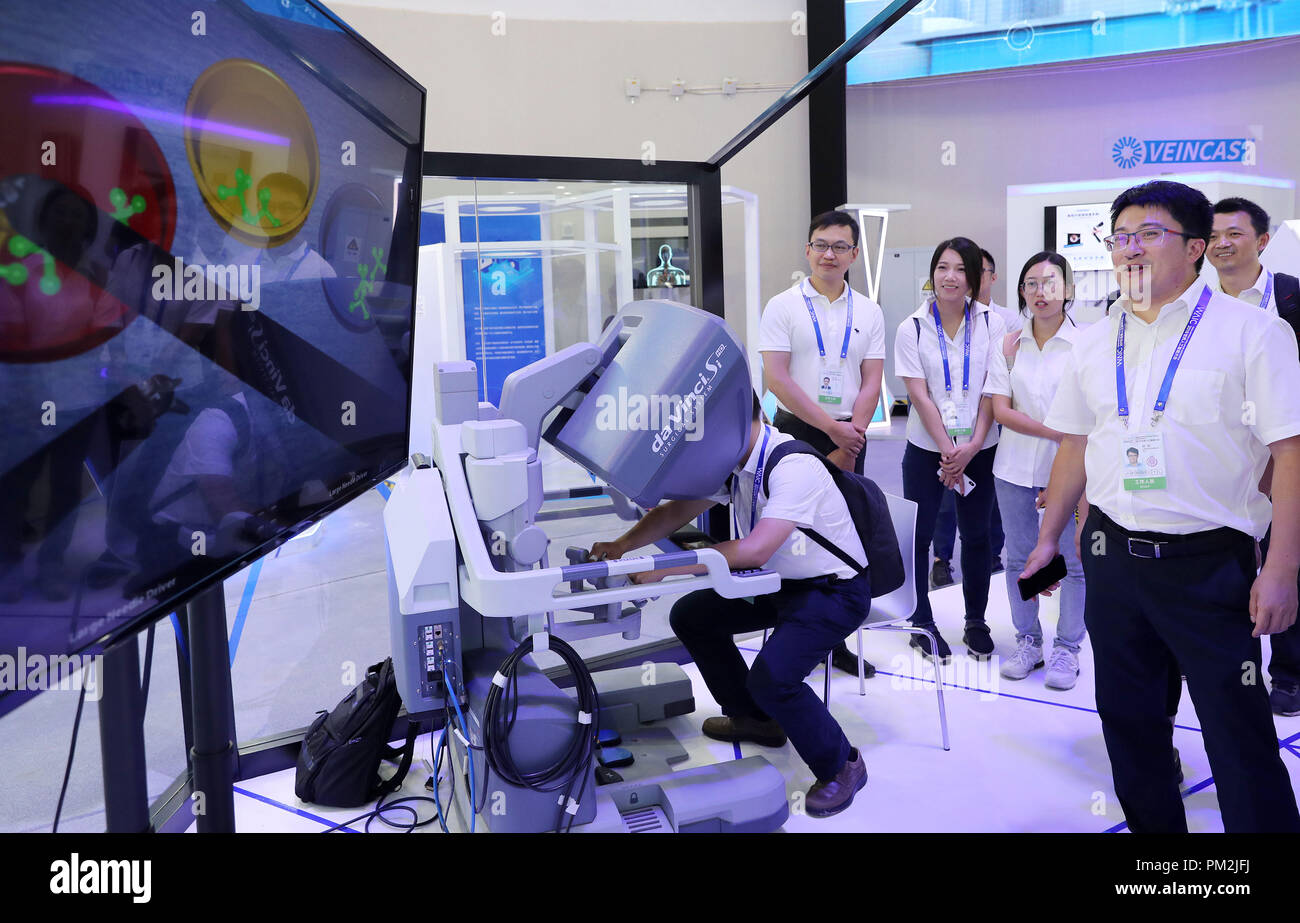 (180917) - SHANGHAI, Sept. 17, 2018 (Xinhua) - Besucher sehen Sie sich eine Demonstration von Robot Operation System in der Welt der künstlichen Intelligenz Konferenz (WAIC) 2018 in Shanghai, China, Sept. 17, 2018. Die dreitägige Konferenz verfügt über Experten, Wissenschaftler und Unternehmer aus fast 40 Ländern und Regionen angezogen. Mehr als 200 führende Unternehmen in AI nahmen an der Konferenz teil und die Ausstellung. (Xinhua / Fang Zhe) (mcg) Stockfoto