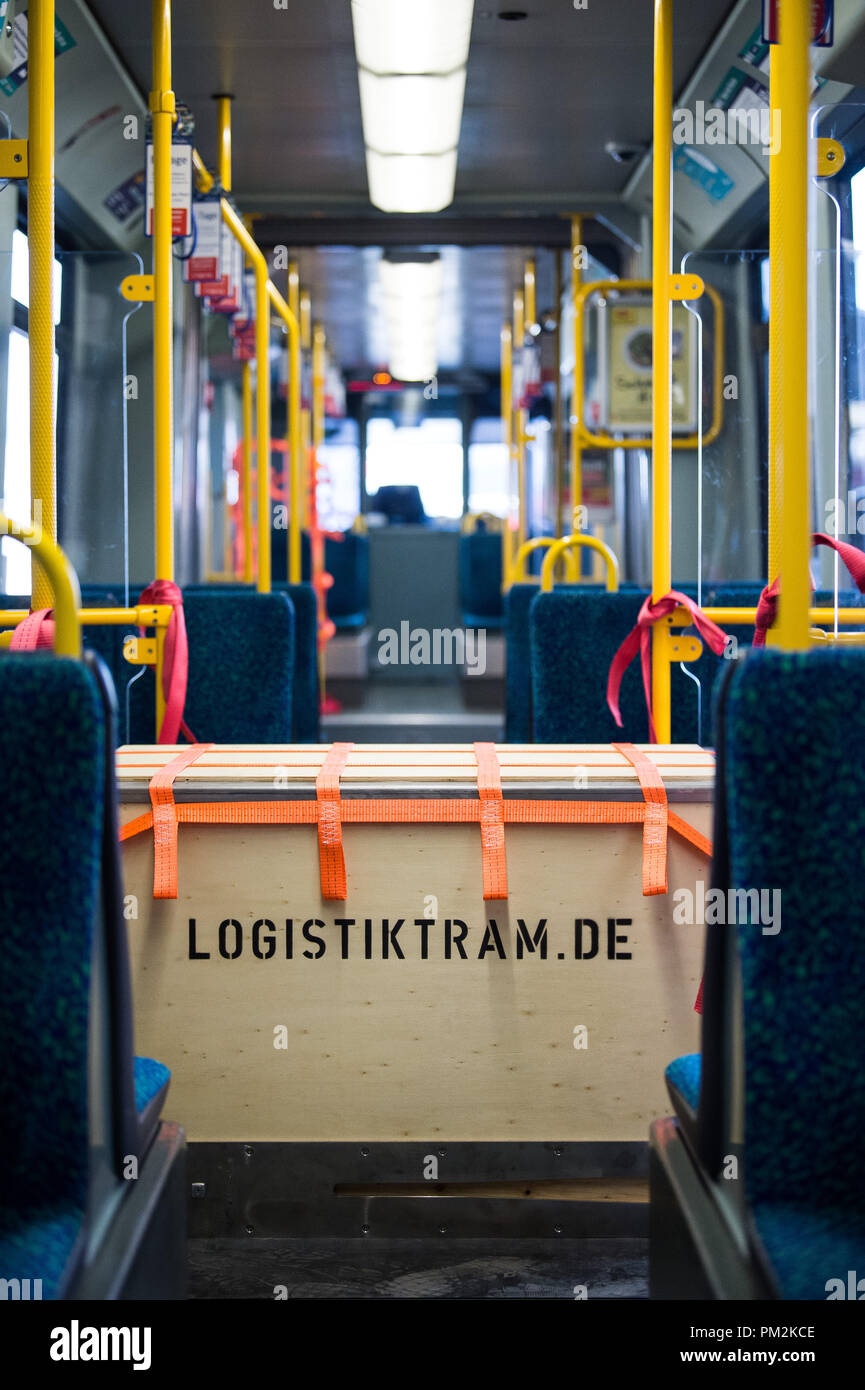 17. September 2018, Hessen, Frankfurt Main: ein Karton mit der Aufschrift  'Logistiktram.de' mit Spanngurten gesichert in einer Straßenbahn an der VGF  depot Gutleut zu transportieren. Das Pilotprojekt "Logistiktram' ist die  klimafreundliche Transport