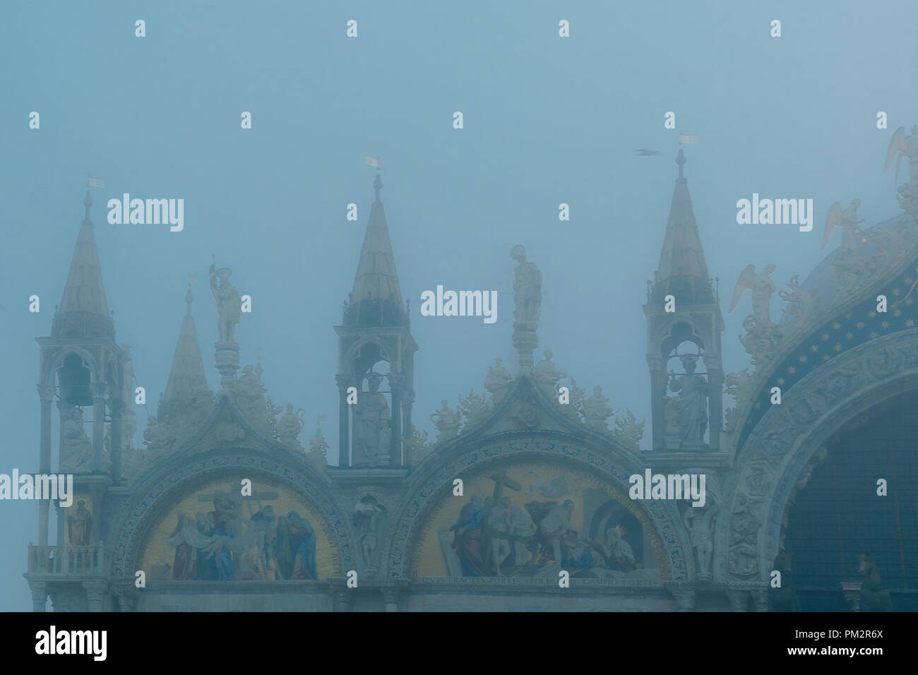 Venedig, Italien, 12. Januar - 2018 - Winter neblig Szene Detailansicht von San marcos Dom auf der Piazza San Marco in Venedig, Italien Stockfoto