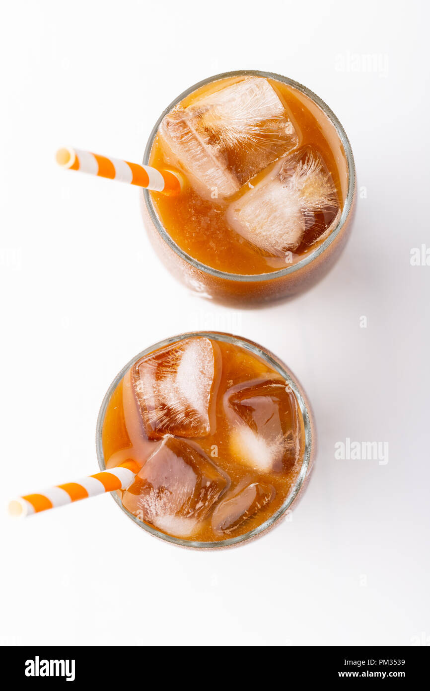 Ice latte oben Blick aus der Nähe auf weißem Hintergrund und Beschneidungspfade. Stockfoto