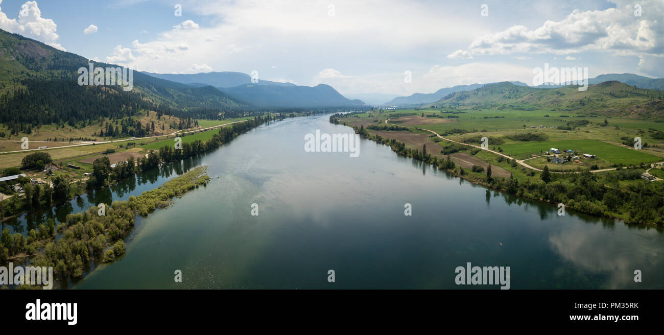 Antenne Panoramablick auf den Feldern von Thompson River während einer lebhaften Sommertag. In der Nähe von Chase, BC, Kanada. Stockfoto