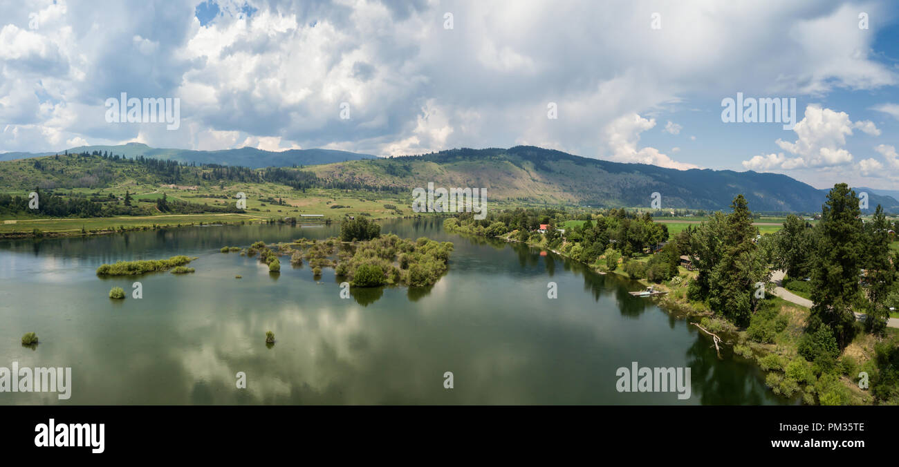 Antenne Panoramablick auf den Feldern von Thompson River während einer lebhaften Sommertag. In der Nähe von Chase, BC, Kanada. Stockfoto