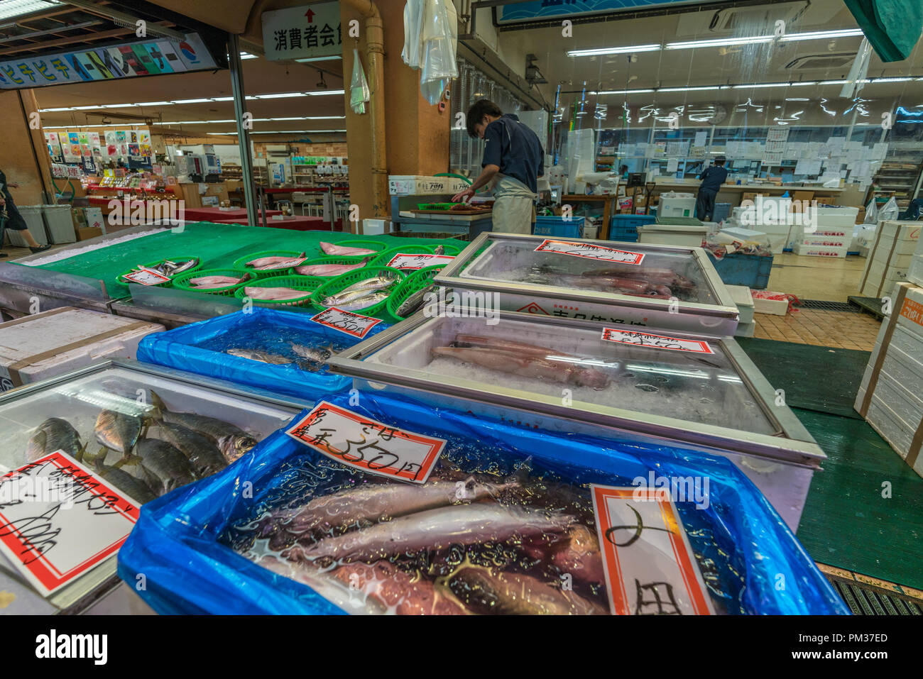 Kanazawa, Präfektur Ishikawa, Japan - 21. August 2018: frische Meeresfrüchte und Fisch bei omicho Ichiba Markt Stockfoto