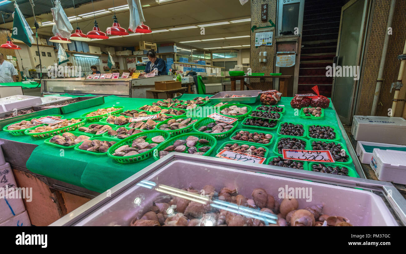 Kanazawa, Präfektur Ishikawa, Japan - 21. August 2018: Muscheln und Meeresfrüchte im omicho Ichiba Markt Stockfoto