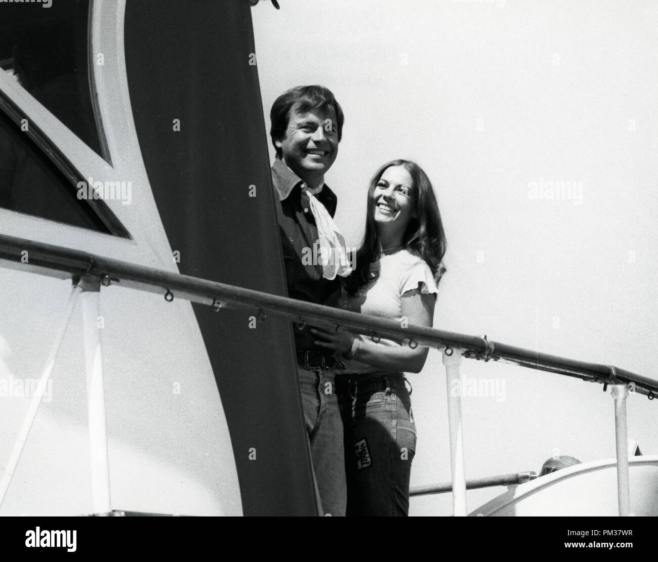 Natalie Wood mit Ehemann Robert Wagner an Bord ihrer Yacht, die Ramblin' Rose, aus verankert Paradise Cove, Florida, 1972. Datei Referenz Nr. 1111_004 THA Stockfoto