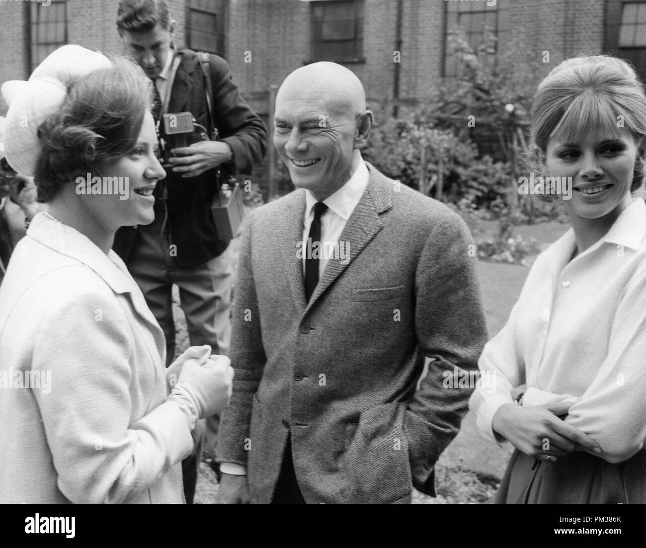 Yul Brynner mit Britt Ekland und Prinzessin Muna (Ehefrau von König Hussein von Jordanien), 1966. Datei Referenz Nr. 1162 001 THA © GFS/Hollywood Archiv - Alle Rechte vorbehalten Stockfoto