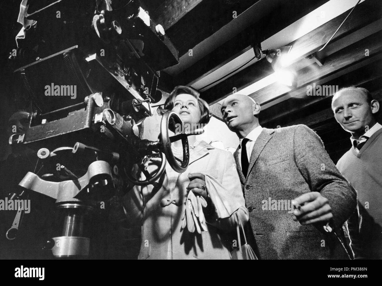 Yul Brynner mit Prinzessin Muna (Ehefrau von König Hussein von Jordanien), 1966. Datei Referenz Nr. 1162 002 THA © GFS/Hollywood Archiv - Alle Rechte vorbehalten Stockfoto