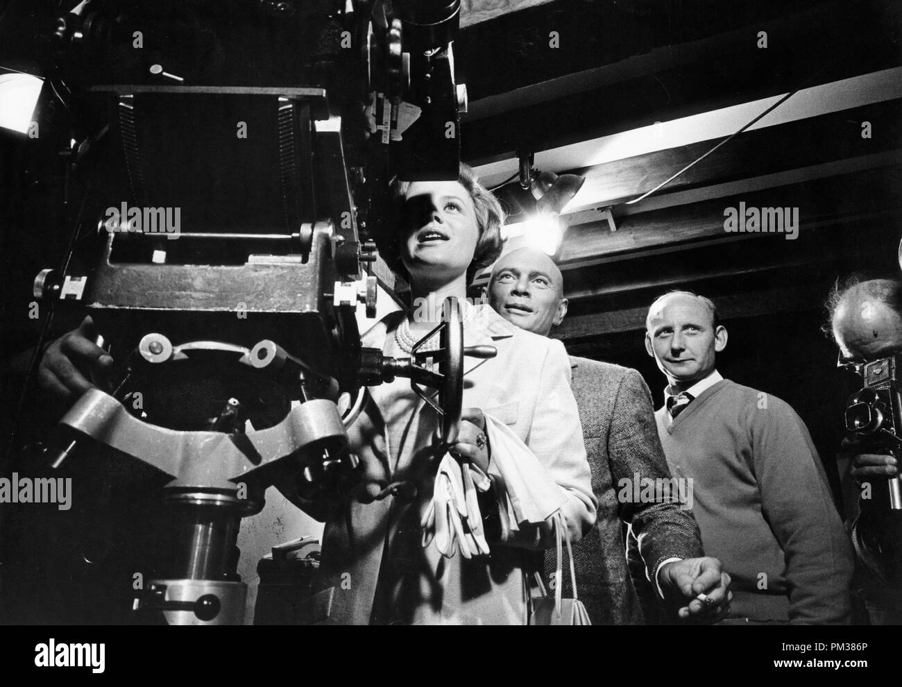 Yul Brynner mit Prinzessin Muna (Ehefrau von König Hussein von Jordanien), 1966. Datei Referenz Nr. 1162 003 THA © GFS/Hollywood Archiv - Alle Rechte vorbehalten Stockfoto