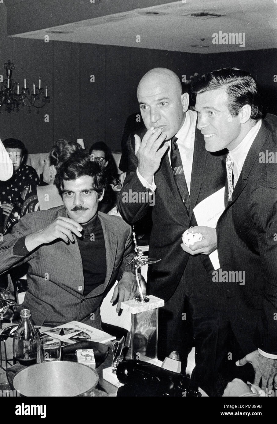 Omar Sharif und Telly Savalas circa 1966. Datei Referenz Nr. 1180 001 THA © GFS/Hollywood Archiv - Alle Rechte vorbehalten Stockfoto