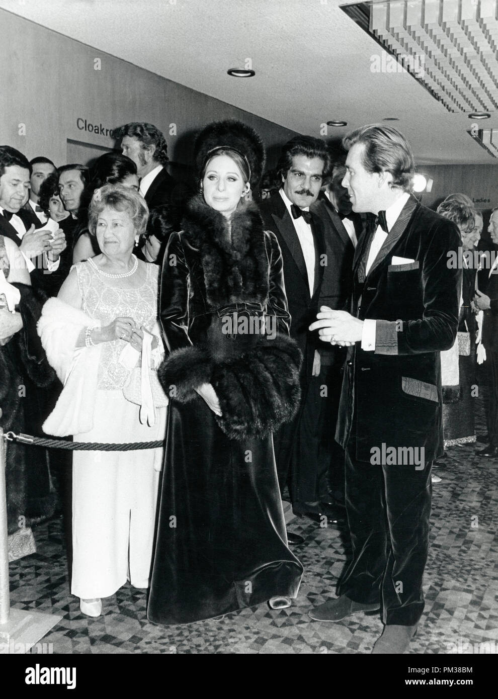 Barbra Streisand und Omar Sharif bei der Europäischen Premiere ihres Films, "Funny Girl", Januar, 1969. Datei Referenz Nr. 1194_002 THA © GFS/Hollywood Archiv - Alle Rechte vorbehalten Stockfoto