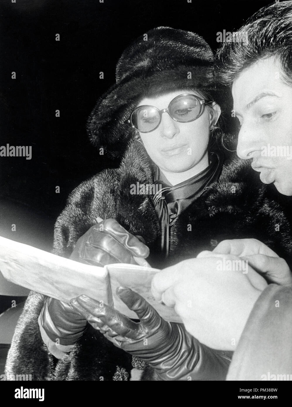 Barbra Streisand Unterzeichnung eines Fan's Autogramm Buch, 1969. Datei Referenz Nr. 1194 008 THA © GFS/Hollywood Archiv - Alle Rechte vorbehalten Stockfoto