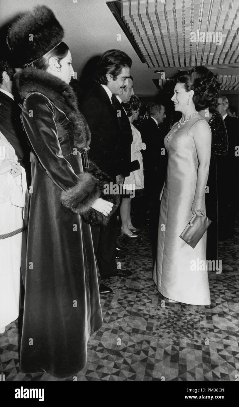 Barbra Streisand und Omar Sharif im Gespräch mit Prinzessin Margaret bei der europäischen Erstaufführung von "Funny Girl", Januar 1969. Datei Referenz Nr. 1194_032 THA Stockfoto