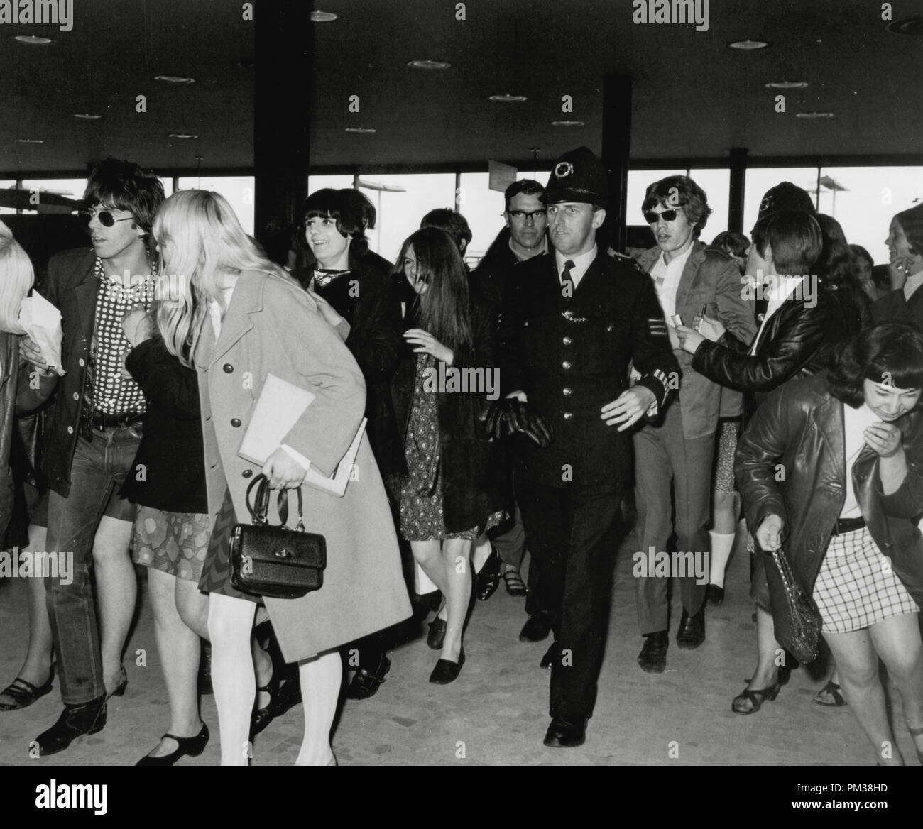 Keith Richards und Mick Jagger von den Rolling Stones, von den Fans am Londoner Flughafen, Juni 1966 umgeben. Datei Referenz Nr. 1209 015 THA Stockfoto