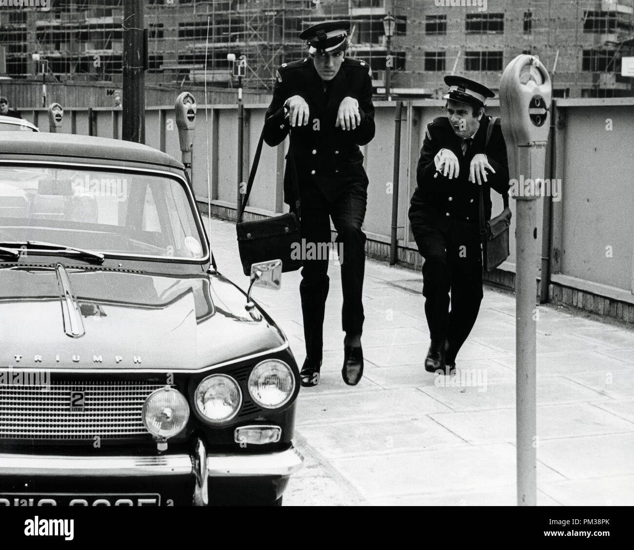 Peter Koch und Dudley Moore während einer Pause in Filmen "Verzaubert", Juli 1967. Datei Referenz Nr. 1233 003 THA © GFS/Hollywood Archiv - Alle Rechte vorbehalten Stockfoto