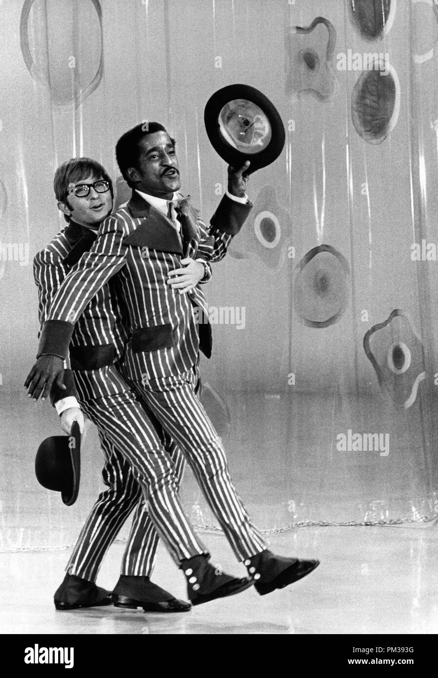 Sammy Davis jr. und Arte Johnson auf Rowan & Martin's Laugh-In circa 1971. Datei Referenz Nr. 1271 001 THA Stockfoto