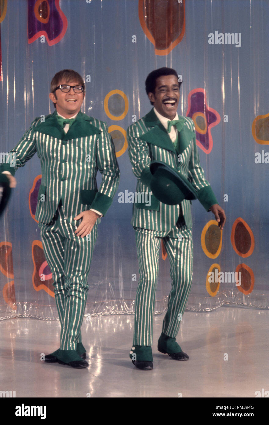 Sammy Davis jr. und Arte Johnson auf Rowan & Martin's Laugh-In, circa 1971. Datei Referenz Nr. 1271 017 THA Stockfoto