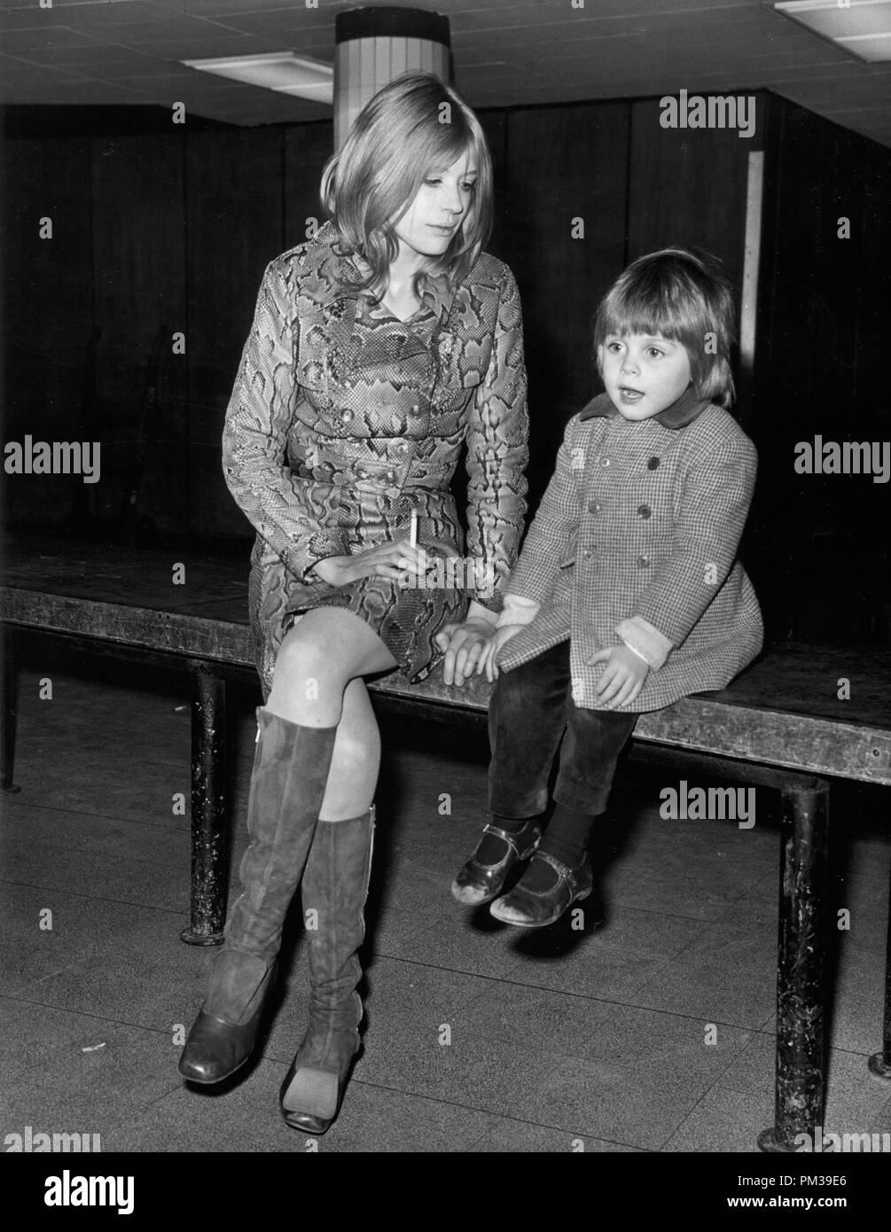 Marianne Faithfull mit ihrem Sohn Nicholas, 1969 © GFS/Hollywood Archiv - Alle Rechte vorbehalten Datei Referenz Nr. 1295 017 THA Stockfoto