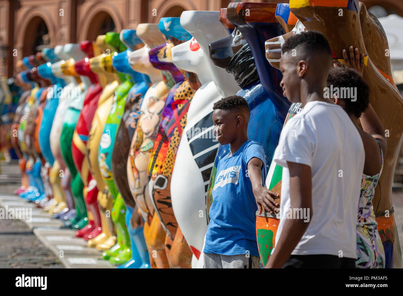 RIGA, Lettland - 31. JULI 2018: United Buddy Bears Ausstellung. Stadtbewohner und Touristen betrachten und fotografieren die Ausstellung in der Alten zu Stockfoto