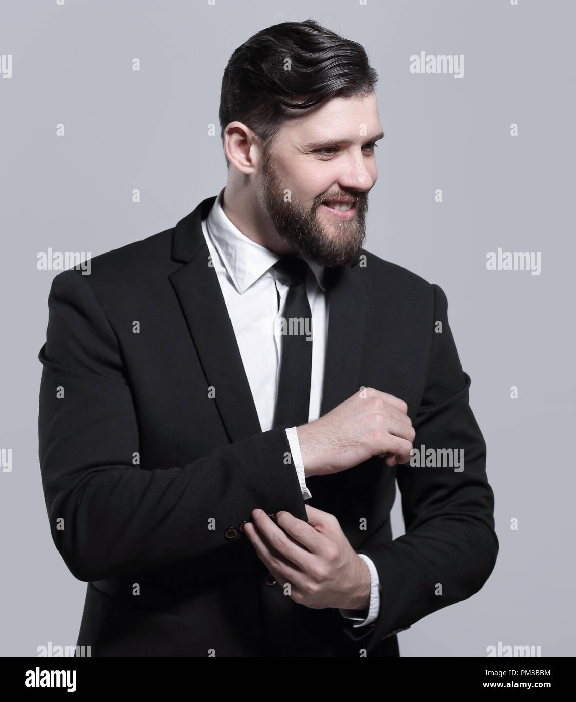 Ernsthafte Geschäftsmann sein Cuff Link auf der Hülle der Shirt Stockfoto