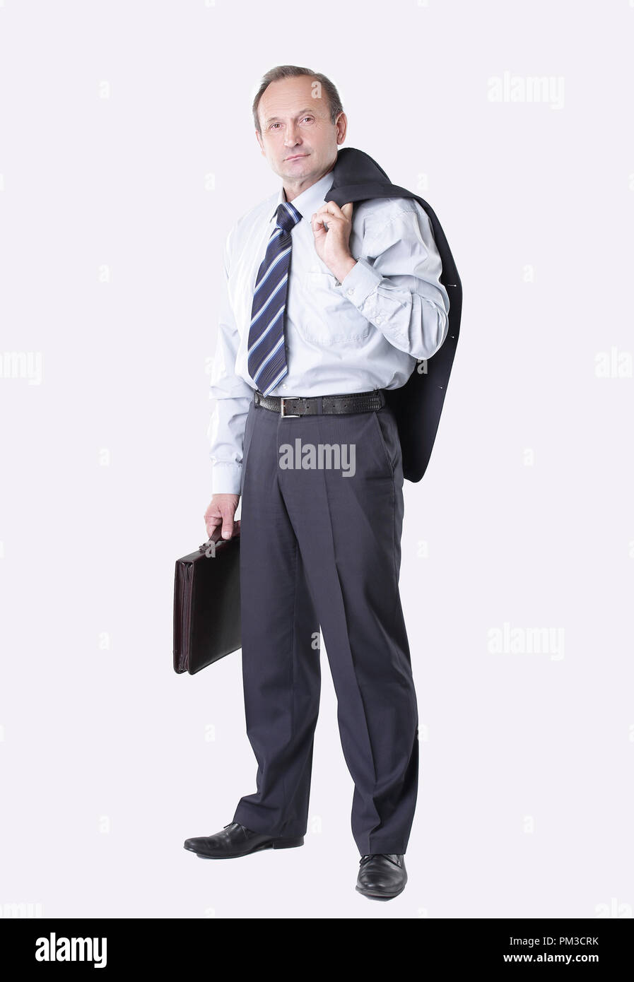 Der Mann Mit Der Leder Aktentasche Die Eine Jacke Uber Seine Shoulde Auf Weissem Hintergrund Stockfotografie Alamy