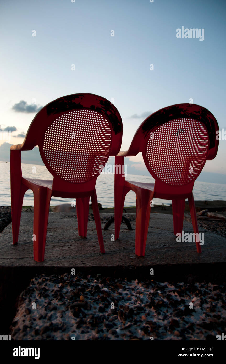 Ägypten, Alexandria, 2014. Zwei rote Plastikstühle mit Blick auf das Mittelmeer. Stockfoto