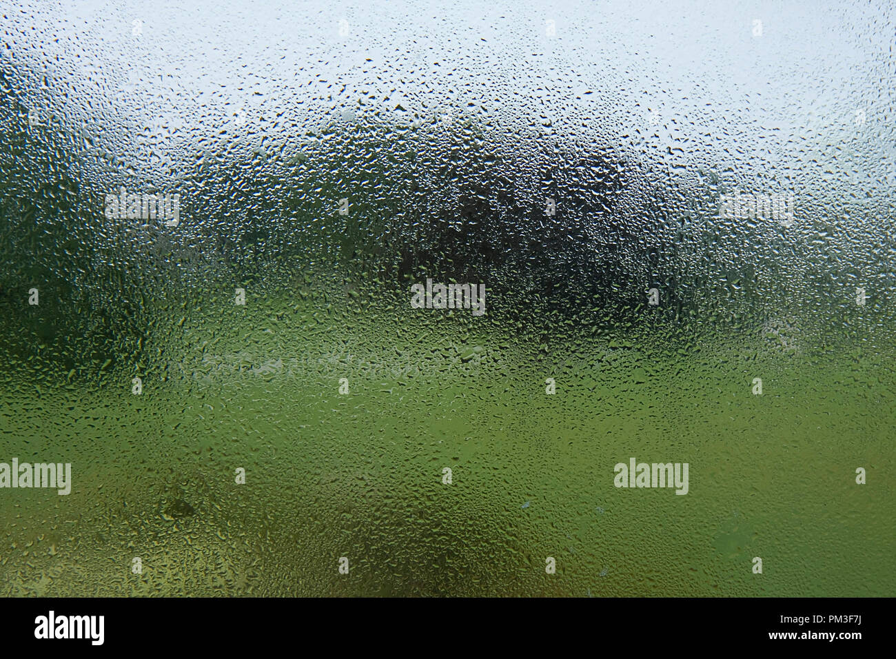 Blick durch den regnerischen Teilfenster auf die tristen Tag Stockfoto