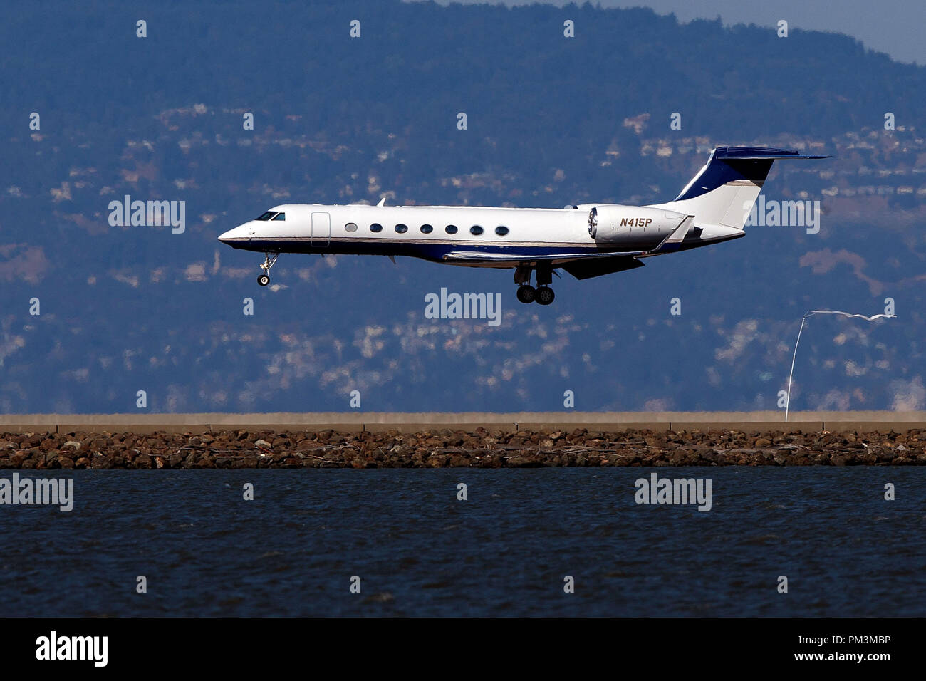 Gulfstream G550 (N415P) Landung am Flughafen San Francisco International (Ksfo), San Francisco, Kalifornien, Vereinigte Staaten von Amerika Stockfoto