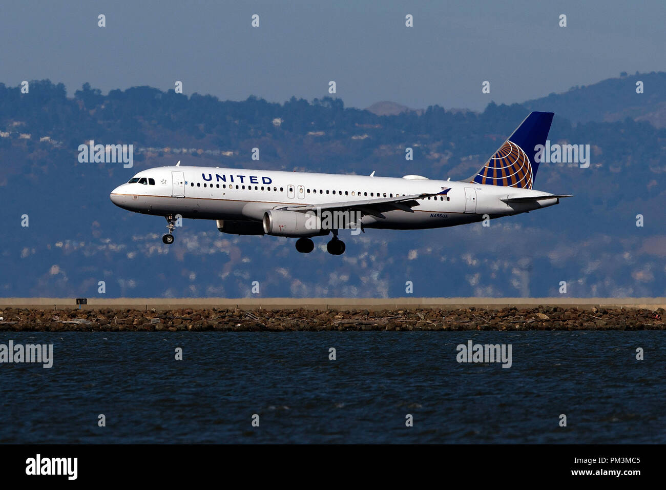 Airbus A320-232 (N495UA) wird betrieben von United Airlines Landung am Flughafen San Francisco International (Ksfo), San Francisco, Kalifornien, Vereinigte Staaten von Amerika Stockfoto