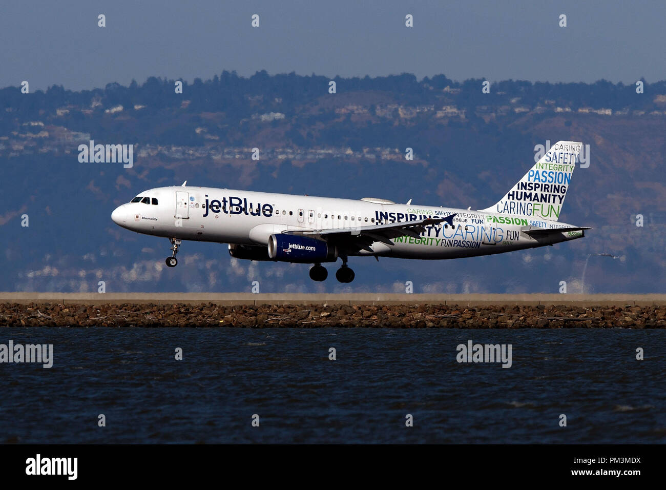 Airbus A320-232 (N 598 JB) von JetBlue Airways mit der inspirierenden Menschheit livery Landung am Flughafen San Francisco International (Ksfo), San Francisco, Kalifornien, Vereinigte Staaten von Amerika Stockfoto