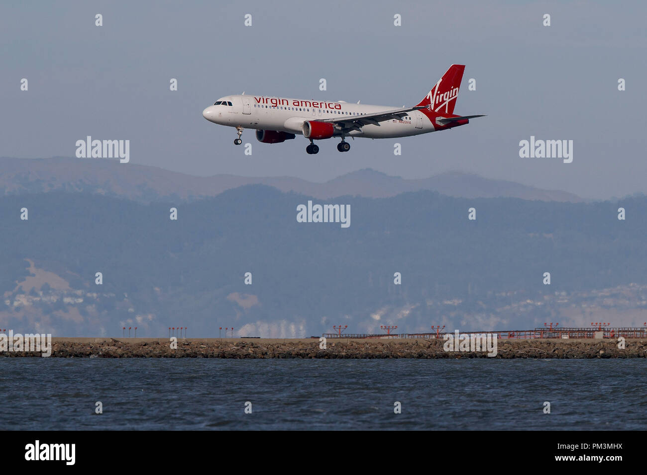 Ein von Virgin America Landung am Flughafen San Francisco International (Ksfo), San Francisco, Kalifornien (320-214 N623VA) betrieben Airbus, Vereinigte Staaten von Amerika Stockfoto