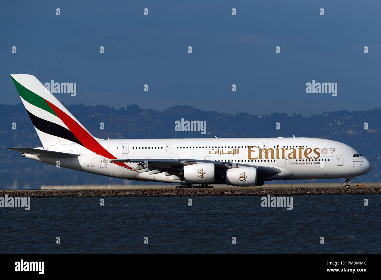 Airbus A 380-861 (A6-EBO) betrieben, die von Emirates rollen, San Francisco International Airport (Ksfo), San Francisco, Kalifornien, Vereinigte Staaten von Amerika Stockfoto