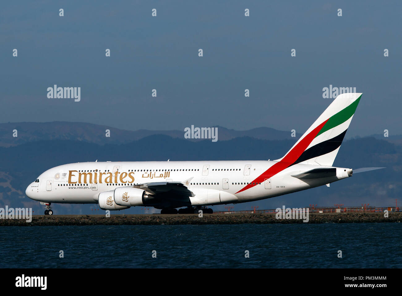 Airbus A 380-861 (A6-EBO) betrieben, die von Emirates rollen, San Francisco International Airport (Ksfo), San Francisco, Kalifornien, Vereinigte Staaten von Amerika Stockfoto