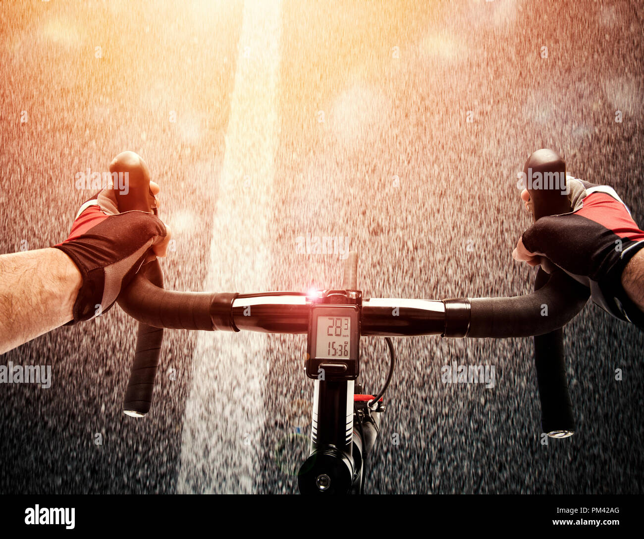 Radfahrer radeln das Fahrrad auf einer Straße in Tageslicht Stockfoto