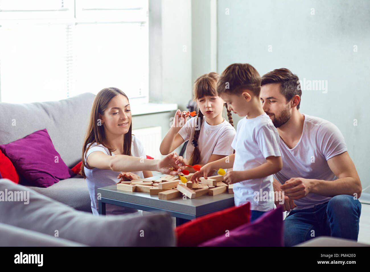 Mutter, Vater und Kinder spielen zusammen. Stockfoto