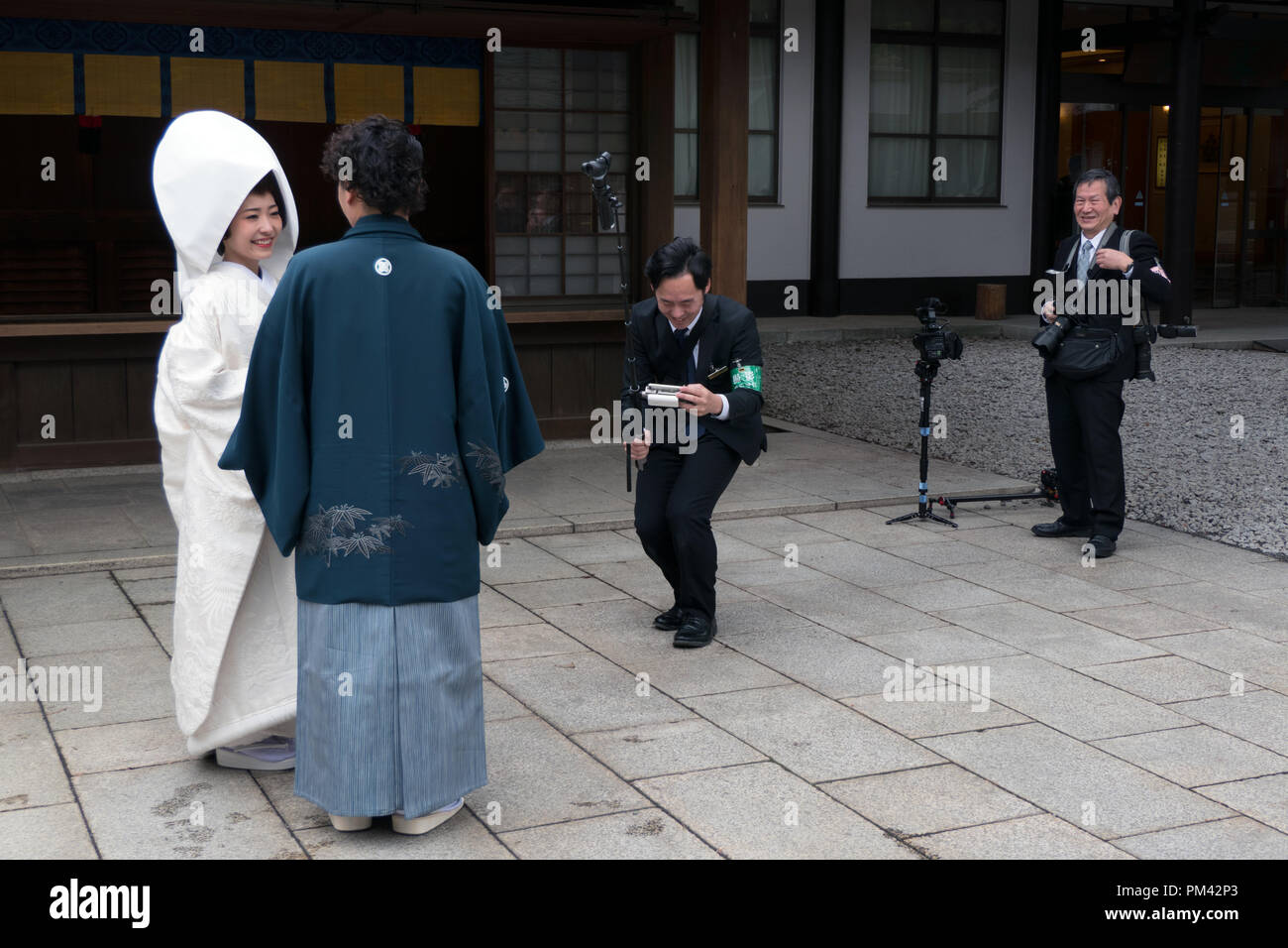 Fotoshooting mit einer traditionellen japanischen Hochzeitsfeier mit Braut und Bräutigam am Meiji Jingu-Schrein in Tokio, Japan, Asien Stockfoto