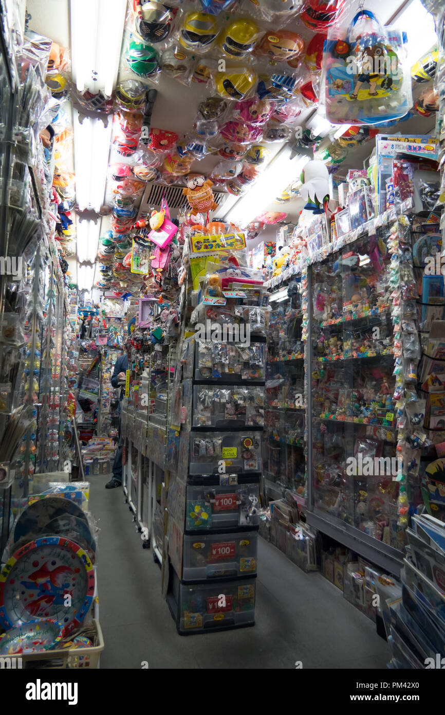 In Nakano Broadway Mall in Tokio, Japan, Asien. Japanische Shop Verkauf von altem Spielzeug, antike Puppen, collectibles, Erinnerungsstücke Stockfoto