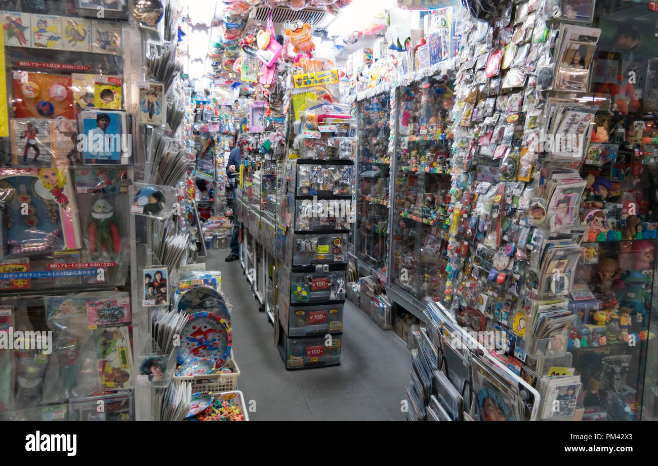 In Nakano Broadway Mall in Tokio, Japan, Asien. Japanische Shop Verkauf von altem Spielzeug, antike Puppen, collectibles, Erinnerungsstücke Stockfoto