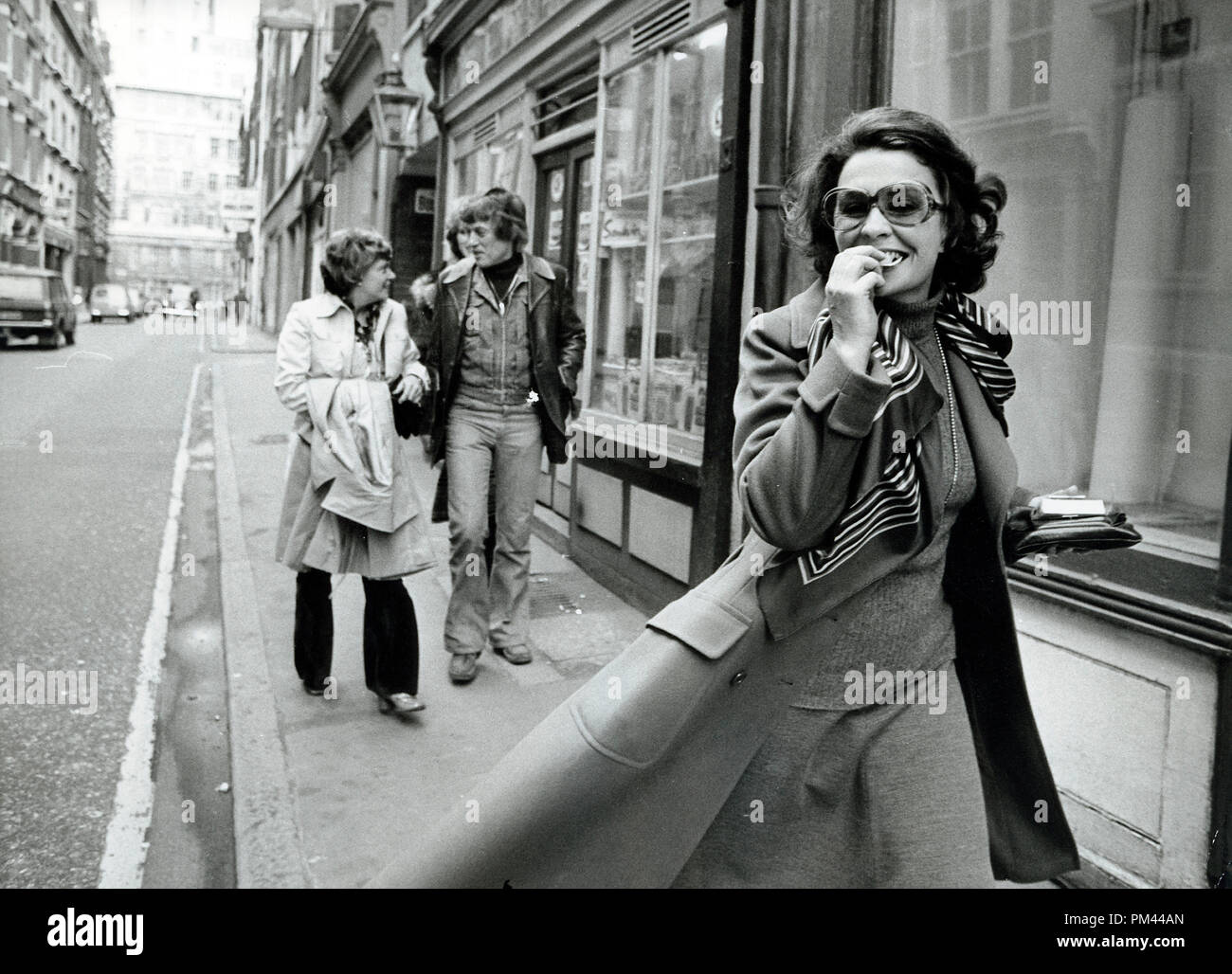 Jean Simmons zu Fuß das Adelphi Theatre im Londoner West End, 1974. Datei Referenz Nr. 1019 003 THA © GFS/Hollywood Archiv - Alle Rechte vorbehalten. Stockfoto