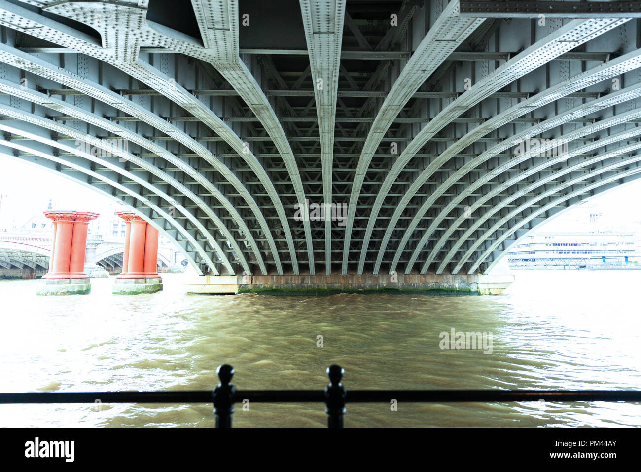 Unter Anzeigen von Blackfriars Railway Bridge über die Themse, London, England, UK. Stockfoto