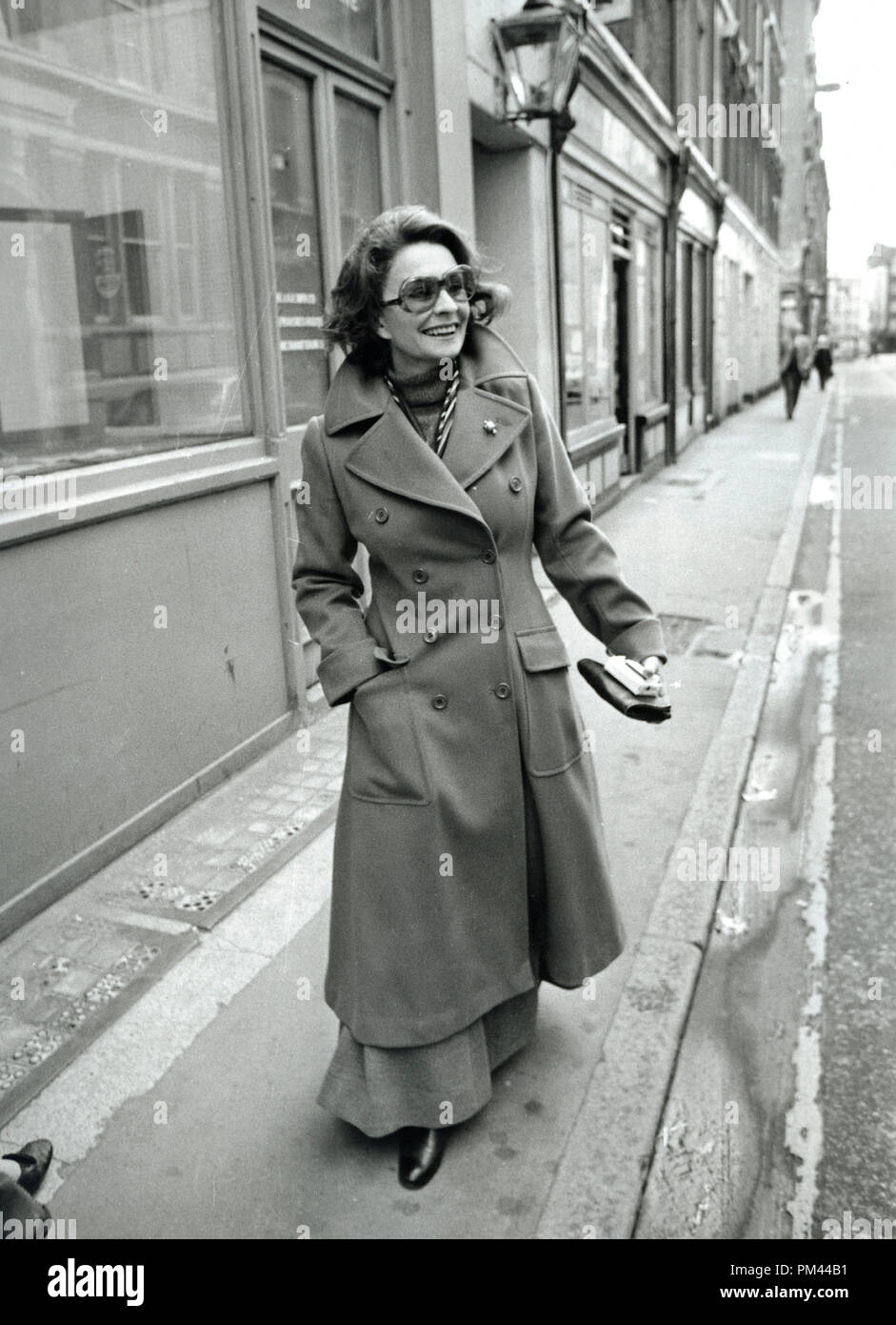 Jean Simmons zu Fuß das Adelphi Theatre im Londoner West End, 1974. Datei Referenz Nr. 1019 004 THA © GFS/Hollywood Archiv - Alle Rechte vorbehalten. Stockfoto