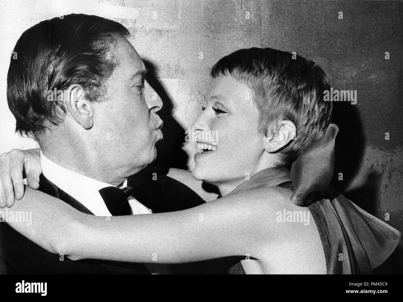 Mia Farrow und Milton Berle circa 1967. Datei Referenz Nr. 1034 014 THA © GFS/Hollywood Archiv - Alle Rechte vorbehalten. Stockfoto