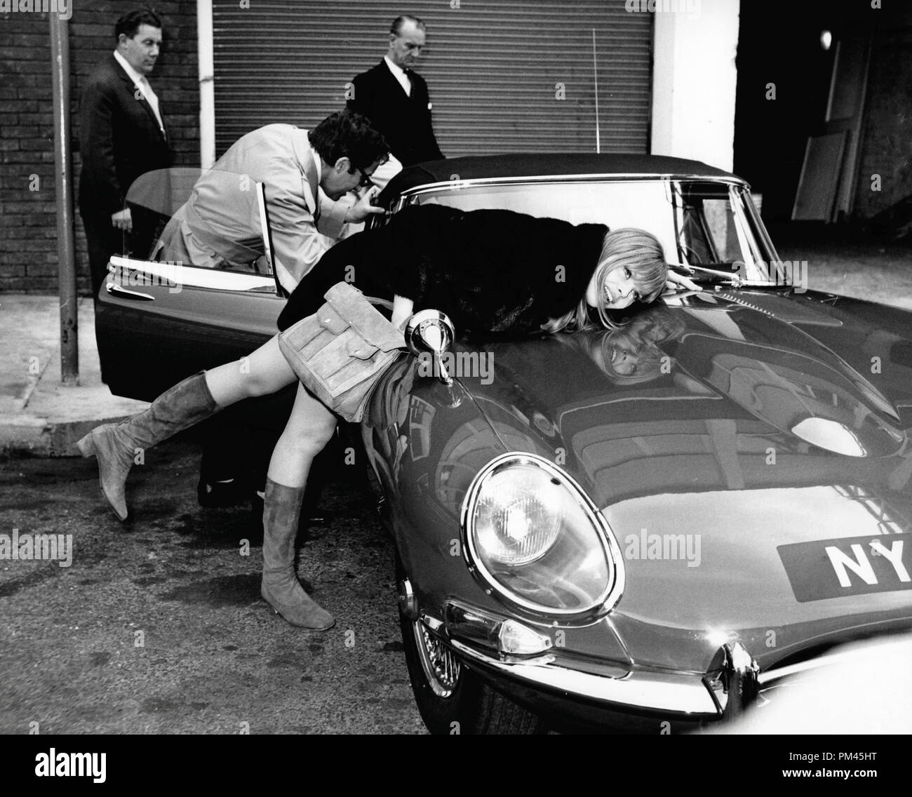 Britt Ekland und Ehemann Peter Sellers mit Ihrer neuen E-Type Jaguar, 1967. Datei Referenz Nr. 1035 021 THA © GFS/Hollywood Archiv - Alle Rechte vorbehalten. Stockfoto